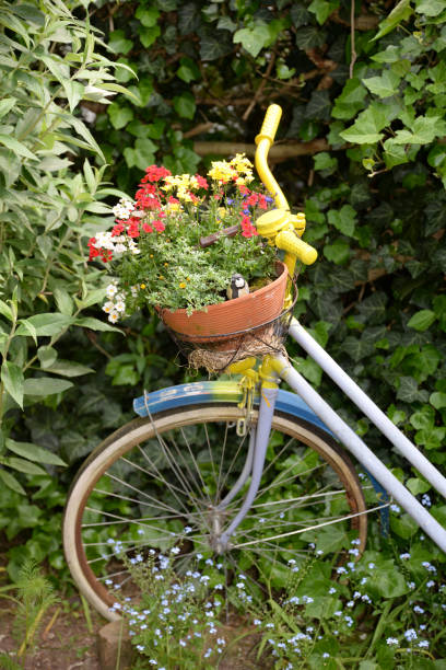 bicicletta gialla con decorazione floreale - fahrad foto e immagini stock