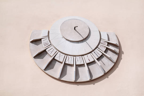 Old solar clock on a white wall, close up. Old fashioned sun dial on a stone wall isolated on white, detail of an old solar time marker. Sundial and gnomic antique historical medieval decoration wall. antiguo reloj solar en una pared blanca, de cerca. viejo pasado de moda reloj de sol en una pared de piedra aislada en blanco, detalle de un marcador de tiempo solar viejo. reloj de sol y pared de la decoración medieval histórico antiguo gnómico.