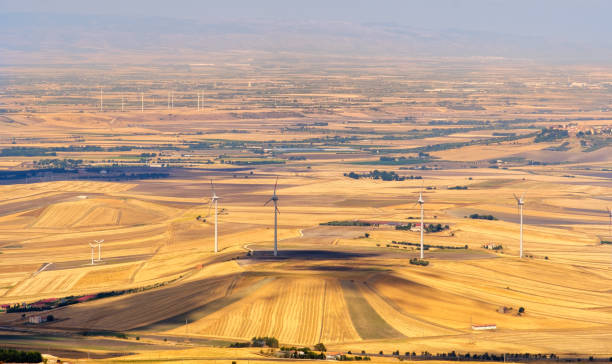 el llano amarillo del tavoliere delle puglia con aerogeneradores de monti dauni colinas en gargano - apulia - italia - as bari fotografías e imágenes de stock