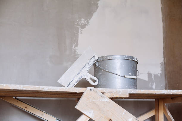 istock Set of plaster trowel tool, spatula and bucket. 823603668