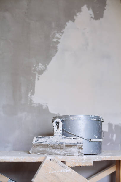 istock Set of plaster trowel tool, spatula and bucket. 823605720