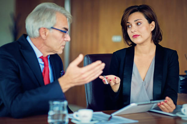 homme d’affaires ne conteste avec sa secrétaire au bureau - beautiful office people shock photos et images de collection