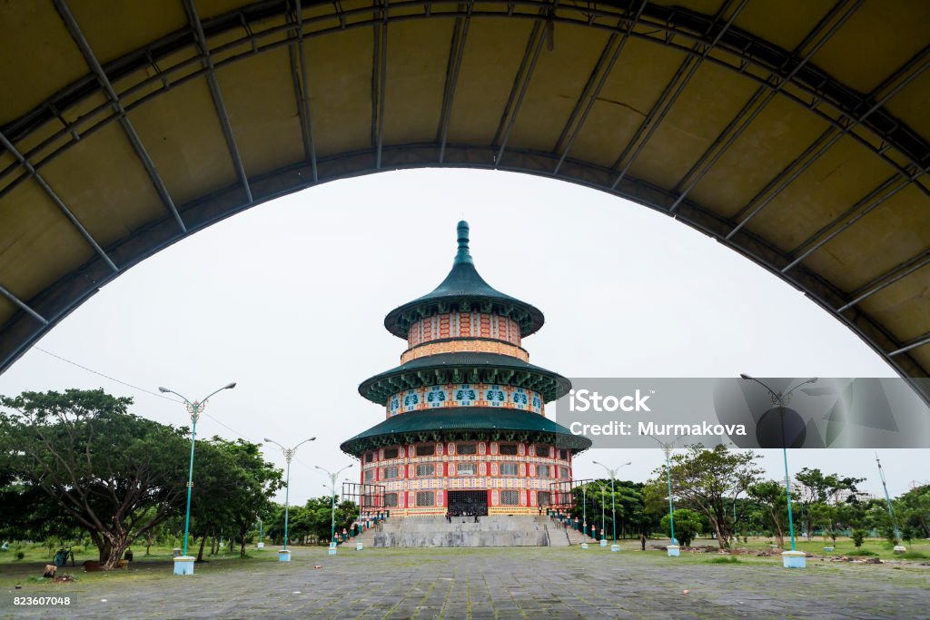Pagoda Tian Ti di Kenjeran in Kenpark Surabaya, Indonesia Altar Stock Photo