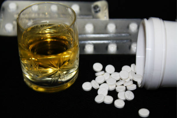 таблетки с алкоголем вместе - drug cocktail стоковые фото и изображения