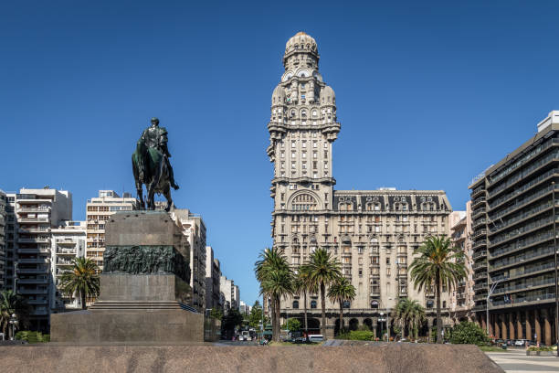 plaza independencia e o palácio salvo - montevidéu, uruguai - uruguay montevideo facade built structure - fotografias e filmes do acervo
