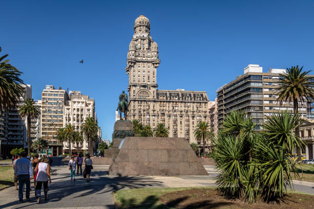 플라자 independencia 및 palacio salvo-몬테비데오, 우루과이 - montevideo uruguay town square travel 뉴스 사진 이미지