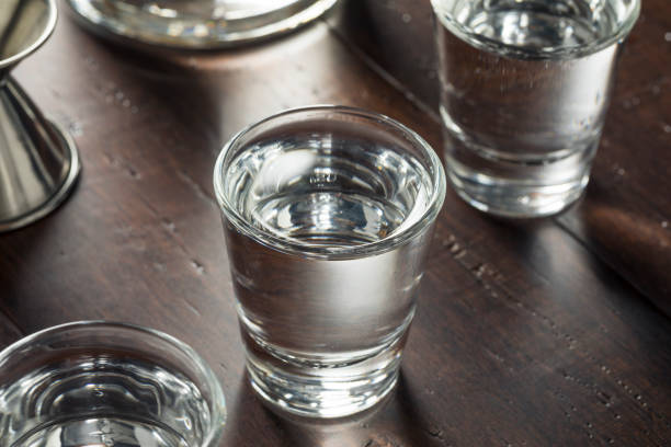 cancella gli scatti di vodka russa alcolica - russian shot foto e immagini stock