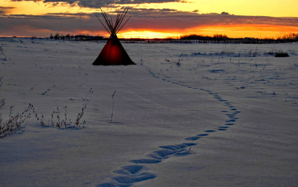 teepee all'alba nella neve invernale con sentiero - north american tribal culture teepee winter canada foto e immagini stock