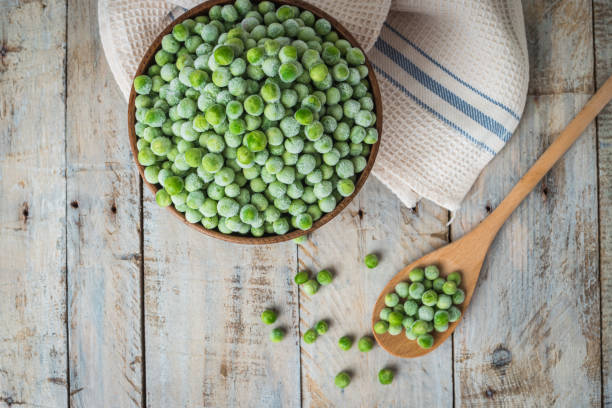 frische und gefrorene erbsen. - eating utensil green pea vegetarian food organic stock-fotos und bilder