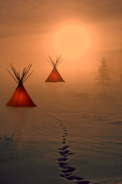 teepees all'alba nella neve invernale con sentiero - north american tribal culture teepee winter canada foto e immagini stock