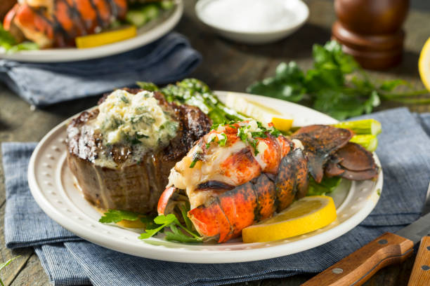 домашний стейк и омар surf n turf - barbecue meal seafood steak стоковые фото и изображения
