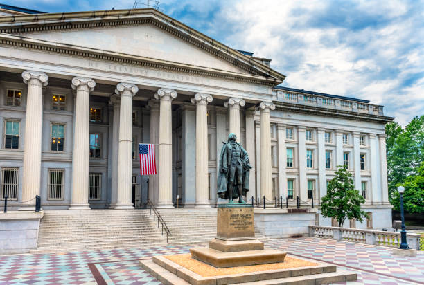 statua albert gallatin bandiera usa dipartimento del tesoro degli stati uniti washington dc - statue history flag sculpture foto e immagini stock