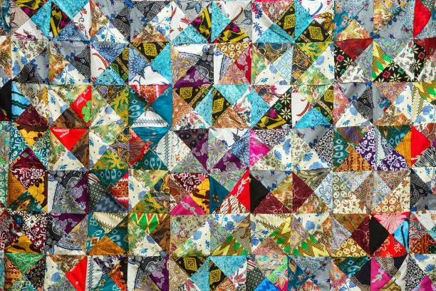 kołdra z wyraźnymi abstrakcyjnymi wzorami kolorystykowymi, ręcznie robiona produkcja krajowa - quilt textile patchwork pattern zdjęcia i obrazy z banku zdjęć