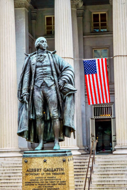 アルバート ・ ギャラティン像米国旗米国財務省ワシントン dc - us treasury department ストックフォトと画像