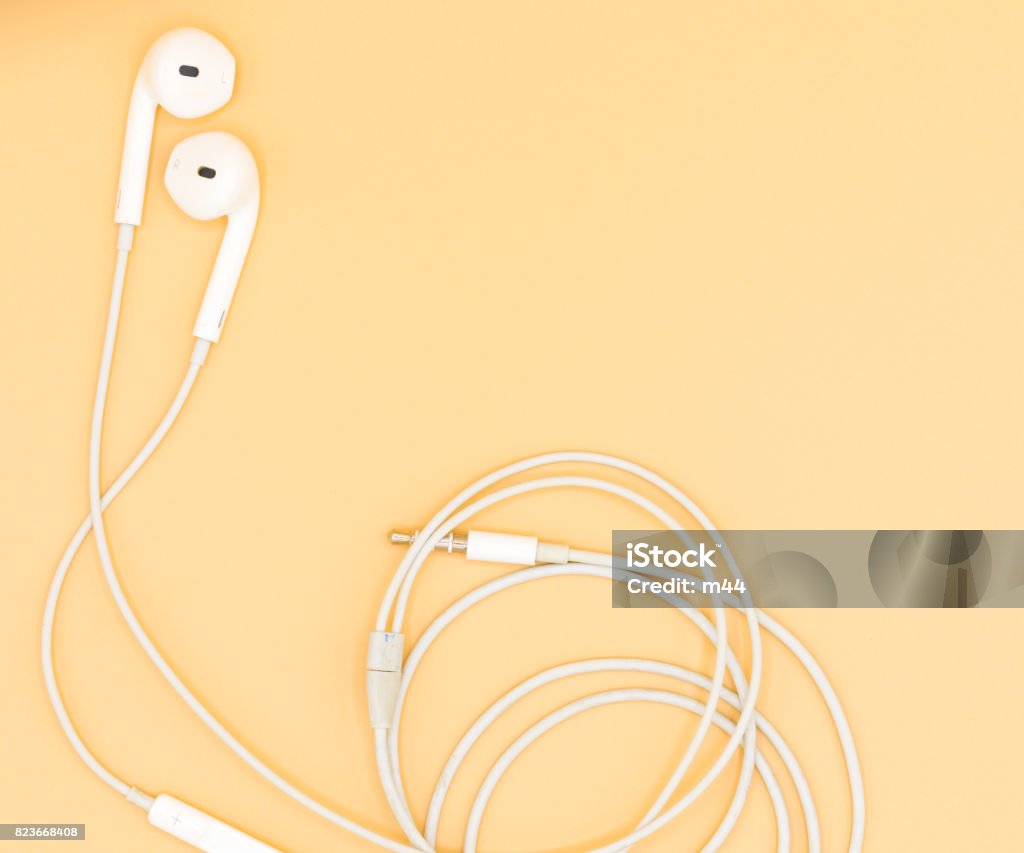 Weiße Kopfhörer auf orangem Hintergrund - Lizenzfrei Headset Stock-Foto