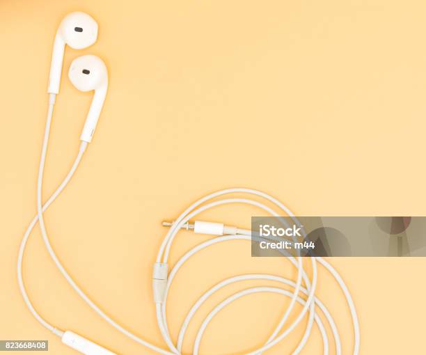 Weiße Kopfhörer Auf Orangem Hintergrund Stockfoto und mehr Bilder von Headset - Headset, Kopfhörer, Atelier