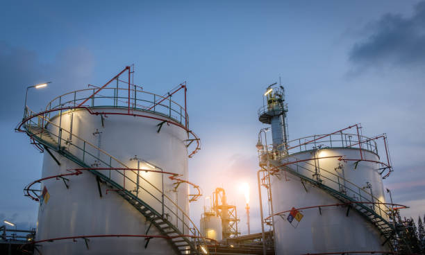 planta petroquímica de tanque de almacenamiento con flare stack - fuel storage tank storage tank oil storage compartment fotografías e imágenes de stock