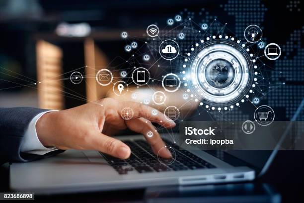 Kaufmann Berühren Einen Laptop Auf Globales Netzwerk Verbindung Omni Channel Und Kommunikation Konzept Stockfoto und mehr Bilder von Technologie