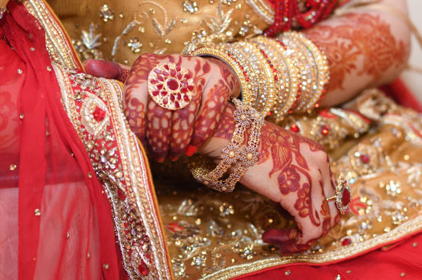 femmes prêtes pour mariage - wedding indian culture pakistan henna tattoo photos et images de collection