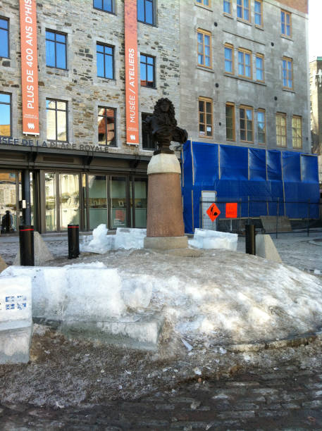 статус на снегу - montreal winter city quebec стоковые фото и изображения
