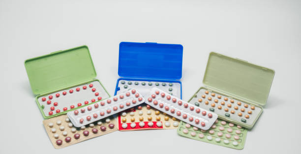 antibabypillen mit modernen verpackung auf weißem hintergrund - contraceptive pill birth control pill sex education stock-fotos und bilder