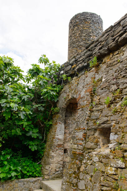 каменная башня вернацца (вульнеца) — небольшой городок в провинции ла-специя, лигурия, италия. это одна из земель синке-терре, всемирного на� - 18688 стоковые фото и изображения