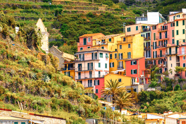 casas nas montanhas de manarola (manaea), uma pequena cidade na província de la spezia, ligúria, itália. é uma das terras de cinque terre, património mundial da unesco - 18628 - fotografias e filmes do acervo