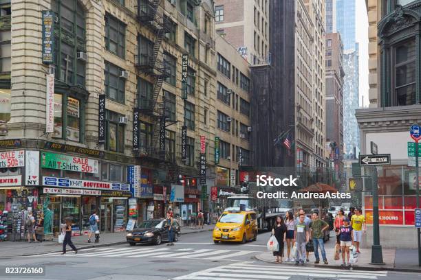 Calle Barrio Coreano Con Personas Y Muestras En Nueva York Foto de stock y más banco de imágenes de Barrio coreano