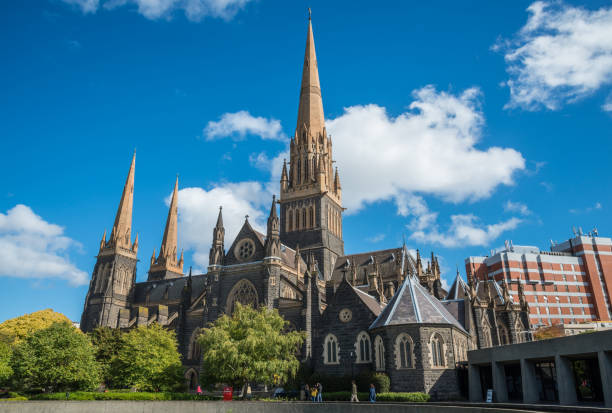 cattedrale di san patrizio la più grande chiesa di melbourne, australia. - victoria state melbourne australia church foto e immagini stock