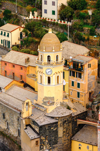 kościół w vernazza (vulnetia), małe miasteczko w prowincji la spezia, liguria, włochy. jest to jedna z krain cinque terre, wpisana na listę światowego dziedzictwa unesco - 18801 zdjęcia i obrazy z banku zdjęć