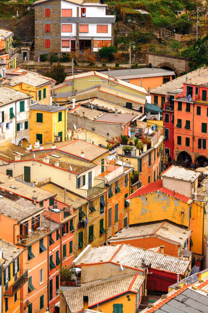 vue aérienne des maisons à vernazza (vulnetia), une petite ville de province de la spezia, ligurie, italie. c’est l’une des terres des cinque terre, patrimoine mondial de l’unesco - 18807 photos et images de collection