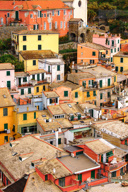 aerial view of the houses in vernazza (vulnetia), a small town in province of la spezia, liguria, italy. it's one of the lands of cinque terre, unesco world heritage site - 18812 imagens e fotografias de stock