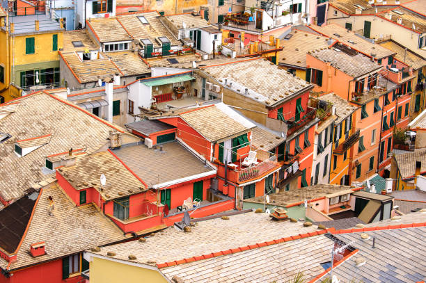 vista aérea de las casas en vernazza (vulnetia), un pequeño pueblo en la provincia de la spezia, liguria, italy. es una de las tierras de cinque terre, patrimonio de la humanidad - 18827 fotografías e imágenes de stock