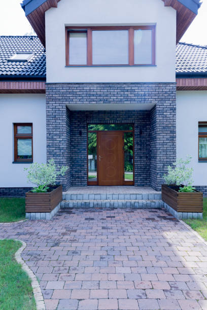 istock Elegant and modern main entrance 823767554