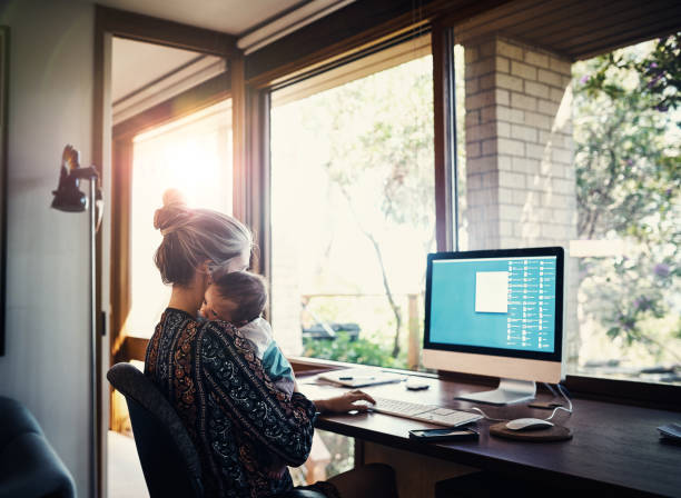 ausgleich ein neues geschäft und ein neues baby - working mother working mother balance stock-fotos und bilder