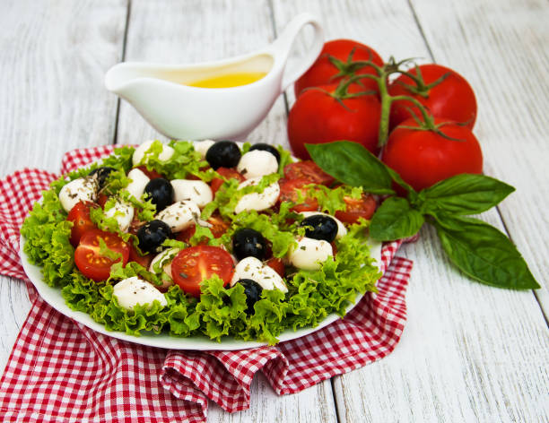 insalata con mozarella e verdure - mozarella sul tavolo foto e immagini stock
