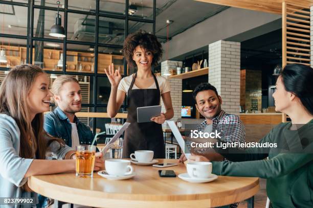 Junge Afrikanische Amerikanerin Kellnerin Die Bestellungen Von Kunden Im Café Stockfoto und mehr Bilder von Restaurant