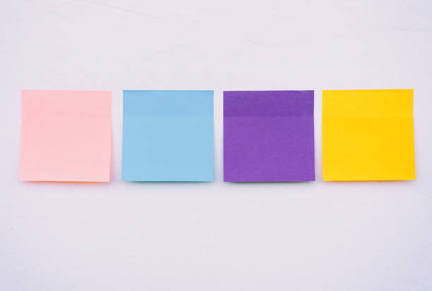 carta appiccicosa colorata su un muro - reminder adhesive note note pad pink foto e immagini stock