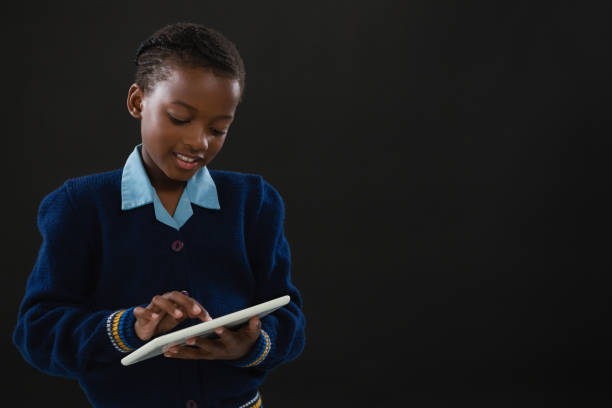 estudante usando tablet digital - africa child reading african descent - fotografias e filmes do acervo