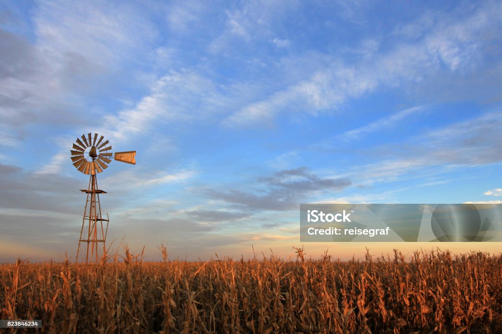 Mulino a vento in stile Texas al tramonto, Argentina - Foto stock royalty-free di Turbina a vento