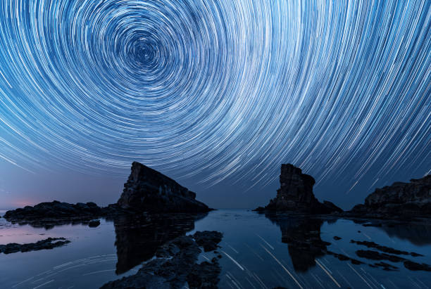 gwiezdne szlaki nad fenomenem skalnym statki - multiple exposure long sea water zdjęcia i obrazy z banku zdjęć