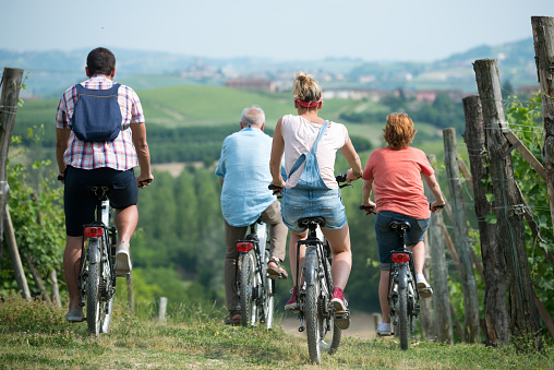 Vacaciones en familia en la región de Langhe, Piamonte, Italia: viaje de bicicletas eléctricas en las colinas photo