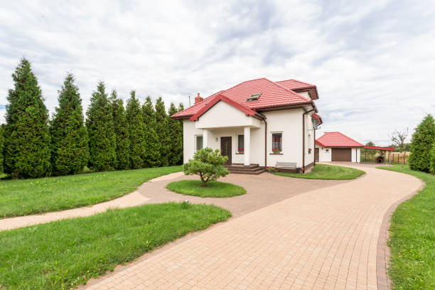 istock Big house with beautiful garden 823886044
