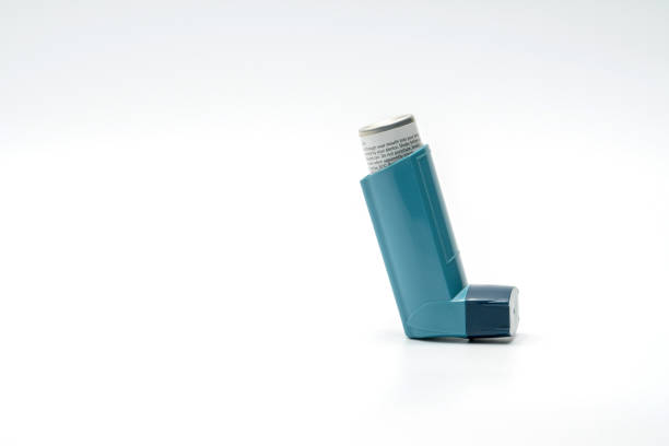 asthma-inhalator isoliert auf weißem hintergrund, schmerzmittel - asthmainhalator stock-fotos und bilder