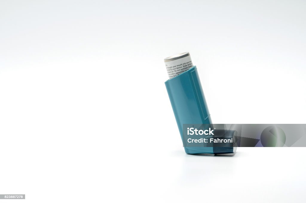 Inhalateur asthme isolé sur fond blanc, analgésique - Photo de Inhalateur pour asthmatique libre de droits