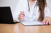 nahaufnahme-der-junge-%C3%A4rztin-sitzt-
