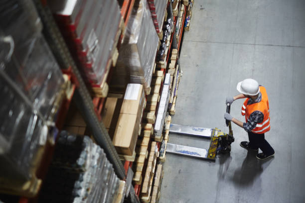 warehouse loader at work - warehouse forklift distribution warehouse merchandise imagens e fotografias de stock