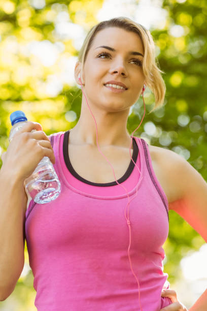 istock Fit blonde holding her water bottle 823917014