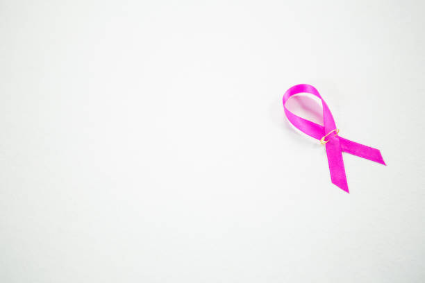 vue de la forte inclinaison du ruban rose de sensibilisation au cancer du sein - color image copy space high angle view isolated photos et images de collection