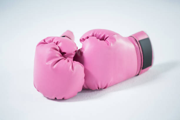 gros plan sur les gants de boxe roses - elementary age focus on foreground indoors studio shot photos et images de collection